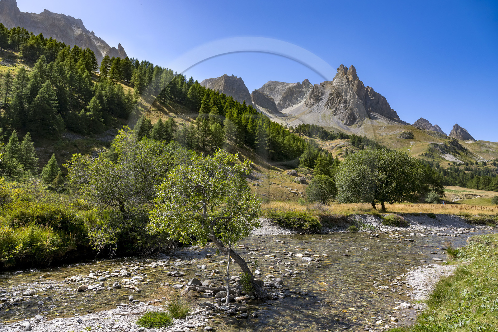 France, Hautes Alpes (05), le Briançonnais, Névache, vallée de la Clarée, la rivière La Clarée au pont du Moutet, le massif des Cerces et les pointes de la Main de Crépin (2942m) en arrière-plan