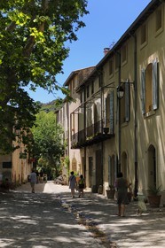 France, Hérault (34), Villeneuvette, ancienne manufacture royale, la Grand-Rue et ses batiments du 17ème siècle