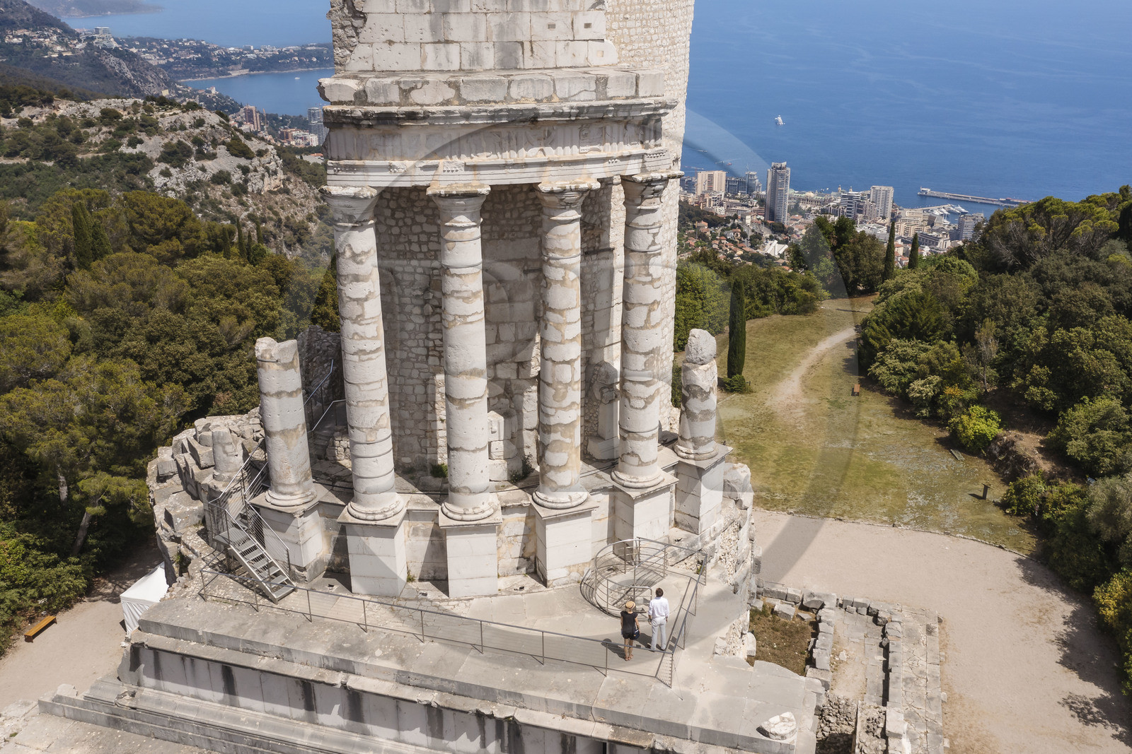 France, Alpes-Maritimes (06), La Turbie, Trophée d'Auguste ou Trophée des Alpes, monument romain édifié en l'an 6 avant J.-C., la Principauté de Monaco en arrière plan (vue aérienne)