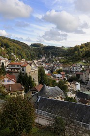 France, Vosges (88), Station thermale de Plombières-les-Bains au creux d'un vallon boisé