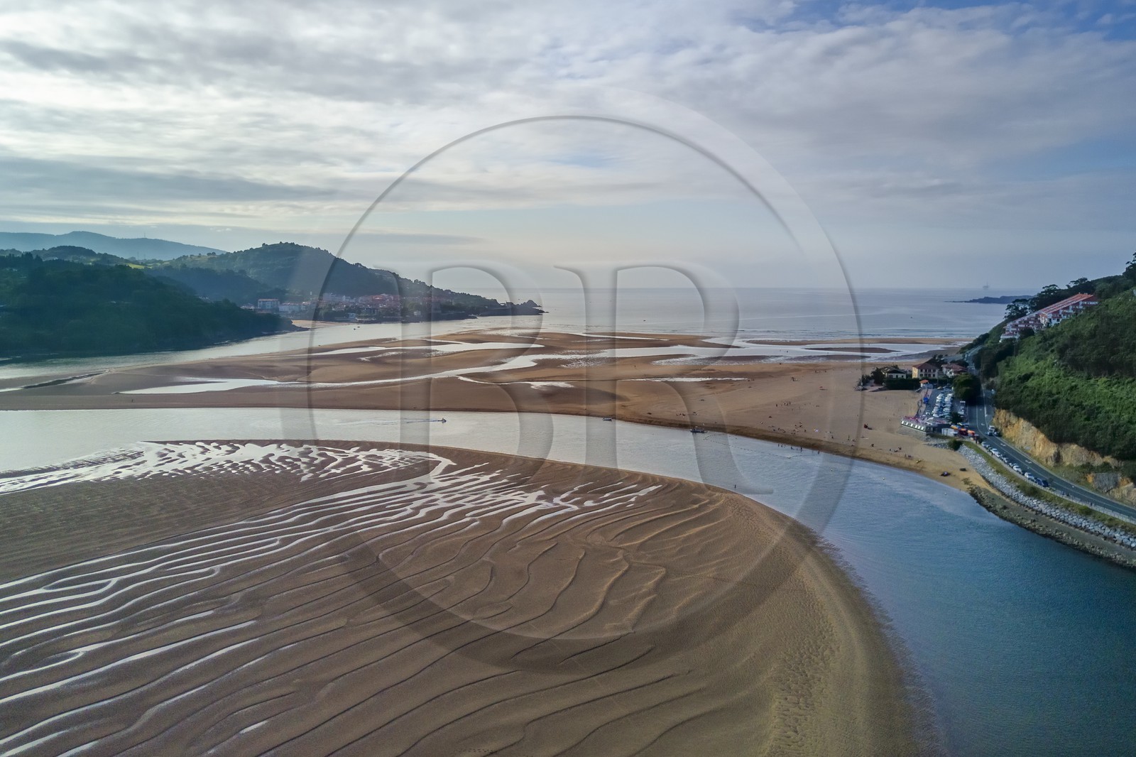Espagne, Pays basque espagnol, Biscaye, région de Gernika-Lumo, Réserve de biosphère d'Urdaibai, estuaire du fleuve Oka à marée basse en face de Mundaka, la plage de Laida (vue aérienne)