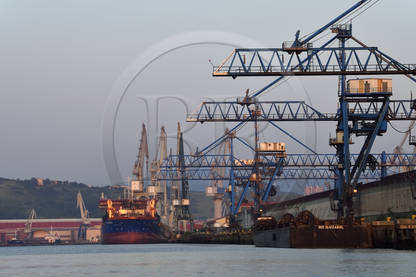 Espagne, Pays basque espagnol, Biscaye, Sestao, port industriel de Bilbao sur le fleuve Nervion centré sur la sidérurgie et la construction navale, usine ArcelorMittal à droite