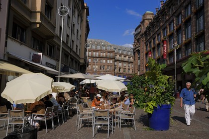 France, Bas-Rhin (67), Strasbourg, terrasse de patisserie dans la rue du 22 Novembre piétonne