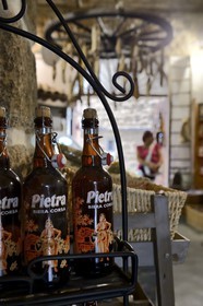France, Corse-du-Sud (2A), Sartène, épicerie fine La Cave Sartenaise, la biere locale Pietra