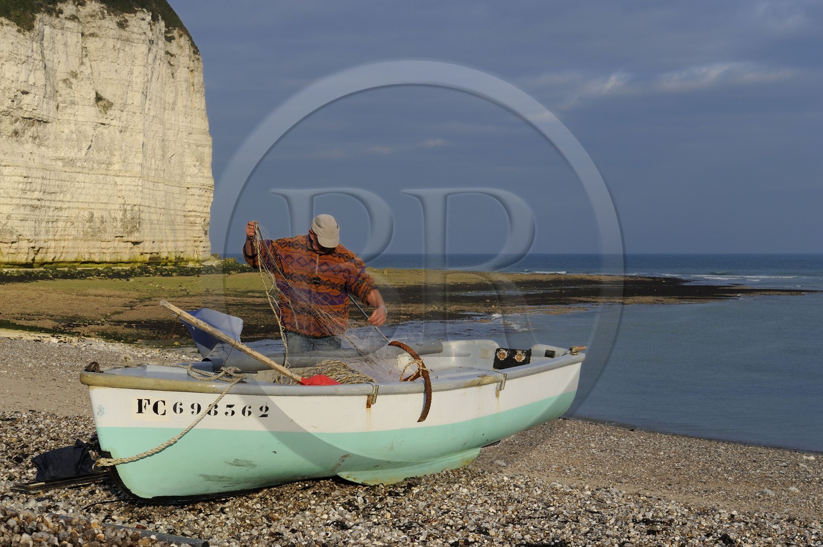 France, Seine-Maritime (76), Côte d'Albâtre, Yport, port d'echouage sur la plage, barque de pêche
