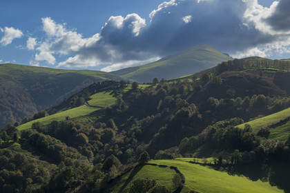 France, Pyrénées-Atlantiques (64), Pays-Basque, vallée des Aldudes, Urepel, le Kintoa (le pays Quint) au sud de la vallée à cheval de la frontière espagnole