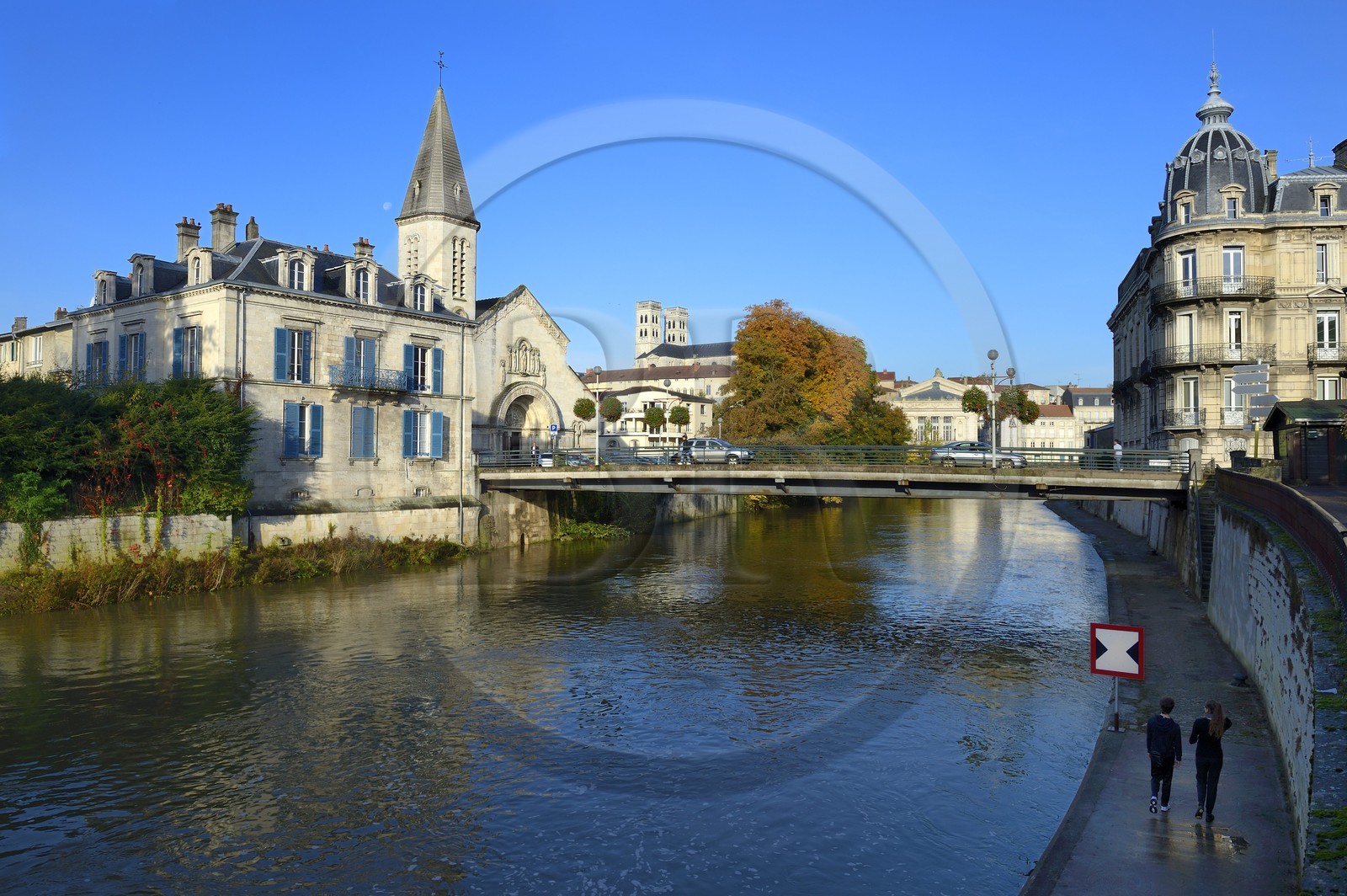 France, Meuse (55), la Meuse à Verdun, l'église Saint Sauveur à gauche et la cathédrale en arrière plan