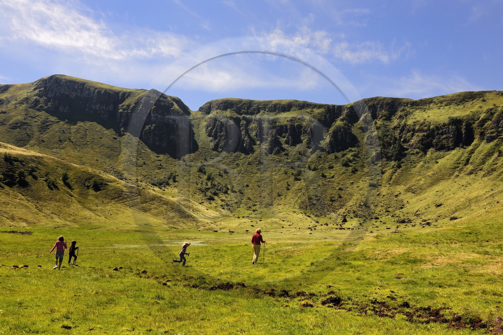 France, Cantal (15), monts du Cantal, Parc Naturel Régional des Volcans d' Auvergne, Puy-Mary, famille de randonneurs au pied de la montagne des Fours de Peyre Arse coupés par la brèche de Roland