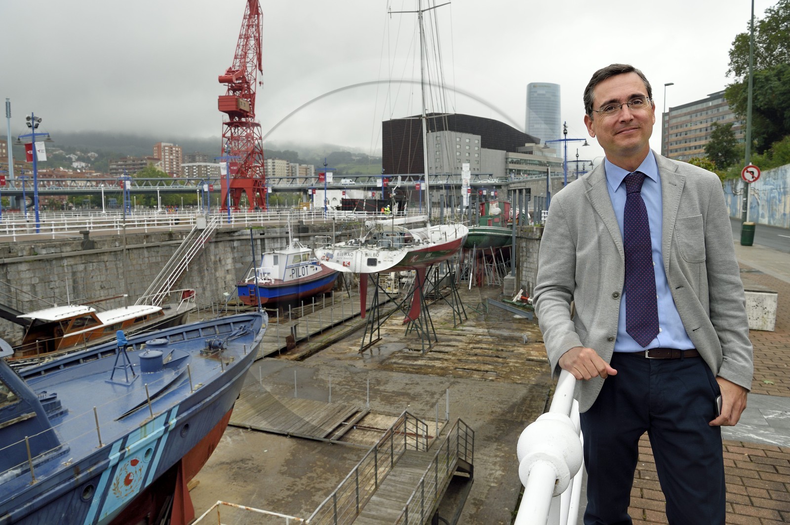 Espagne, Pays basque espagnol, Biscaye, Bilbao, Musée Maritime Ria de Bilbao, le directeur Jon Ruigomez matxin et la grue Carola en arrière plan