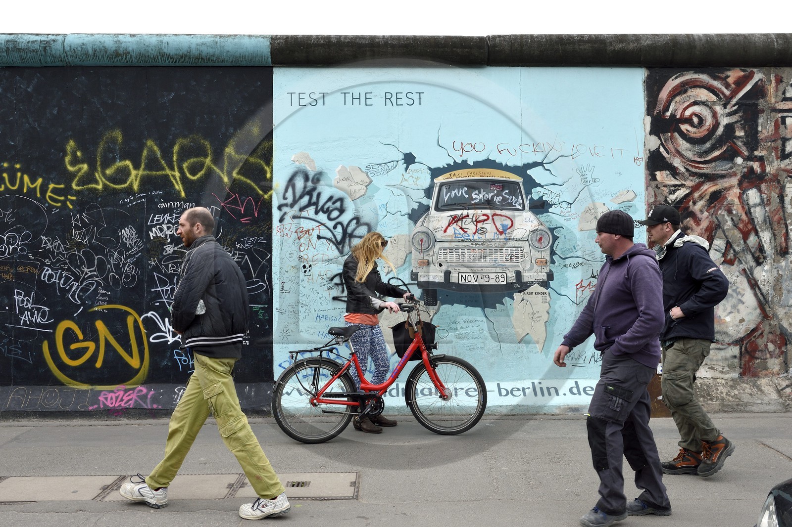 Allemagne, Berlin, Friedrichshain-Kreuzberg, East Side Gallery, le mur, oeuvre de Birgit Kinder datant des années 1990 et rénovée en 2009 représentant une voiture Trabant arrivant de Berlin Est intitulée Test the best
