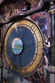 France, Bas-Rhin (67), Strasbourg, vieille ville classée au Patrimoine Mondial de l'UNESCO, la cathédrale Notre-Dame, bras sud du transept, l'horloge astronomique
