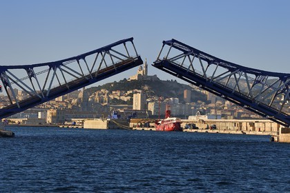France, Bouches-du-Rhône (13), Marseille, Zone Euroméditerranée, Grand Port Maritime, le pont Pinède (pont mobile basculant) et Notre-Dame de la Garde en arrière plan