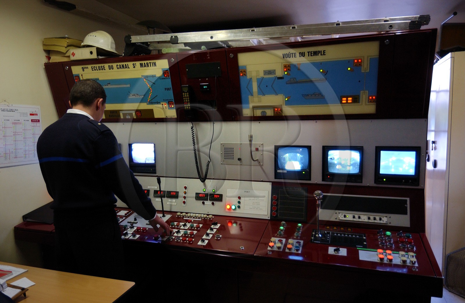 France, Paris (75), poste de commandement de l'écluse et du canal Saint-Martin sous le boulevard Richard Lenoir France, Paris (75), poste de commandement de l'écluse et du canal Saint-Martin sous le boulevard Richard Lenoir