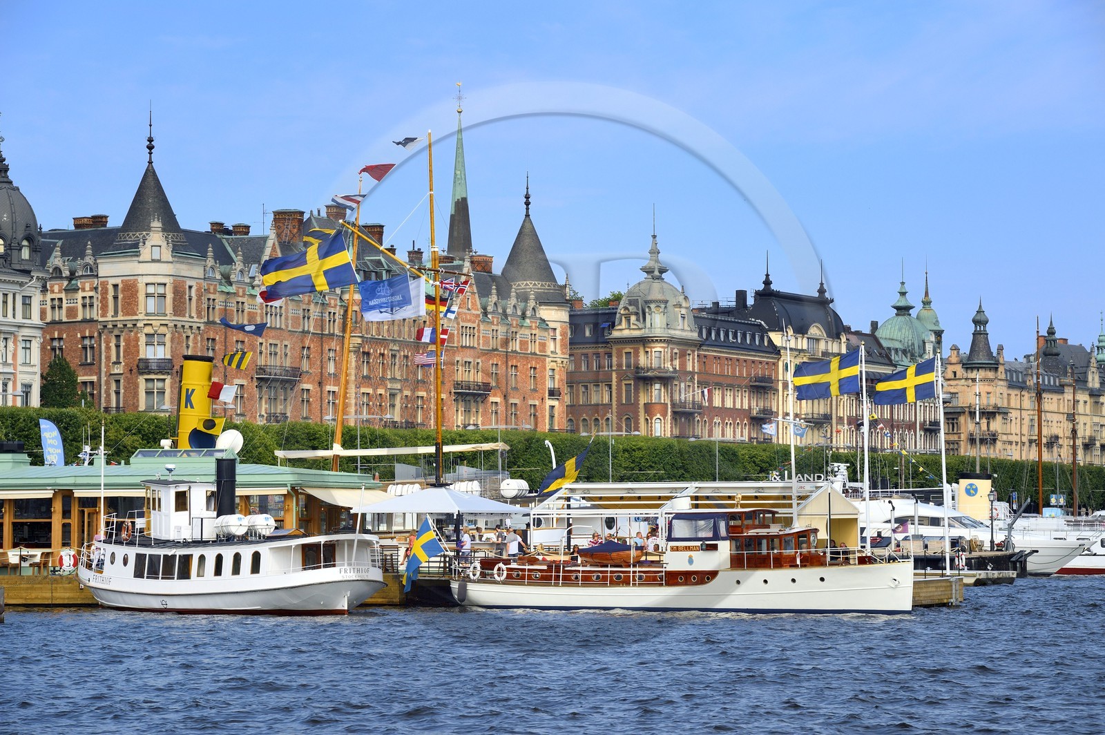 Suède, Stockholm, quartier d'Östermalm, la prestigieuse avenue Strandvägen longe les quais