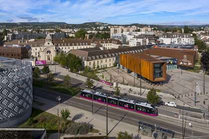 France, Côte-d'Or (21), Dijon, zone classée Patrimoine Mondial de l'UNESCO, Cité Internationale de la Gastronomie et du Vin par l'architecte Anthony Béchu située sur le site de l'ancien hôpital général de Dijon et le canon de lumière qui abrite l'école Ferrandi (vue aérienne)