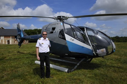 France, Seine-Maritime (76), Saint-Wandrille-Rançon, le pilote Arnaud Le Prioux et son hélicoptère Colibri EC 120
