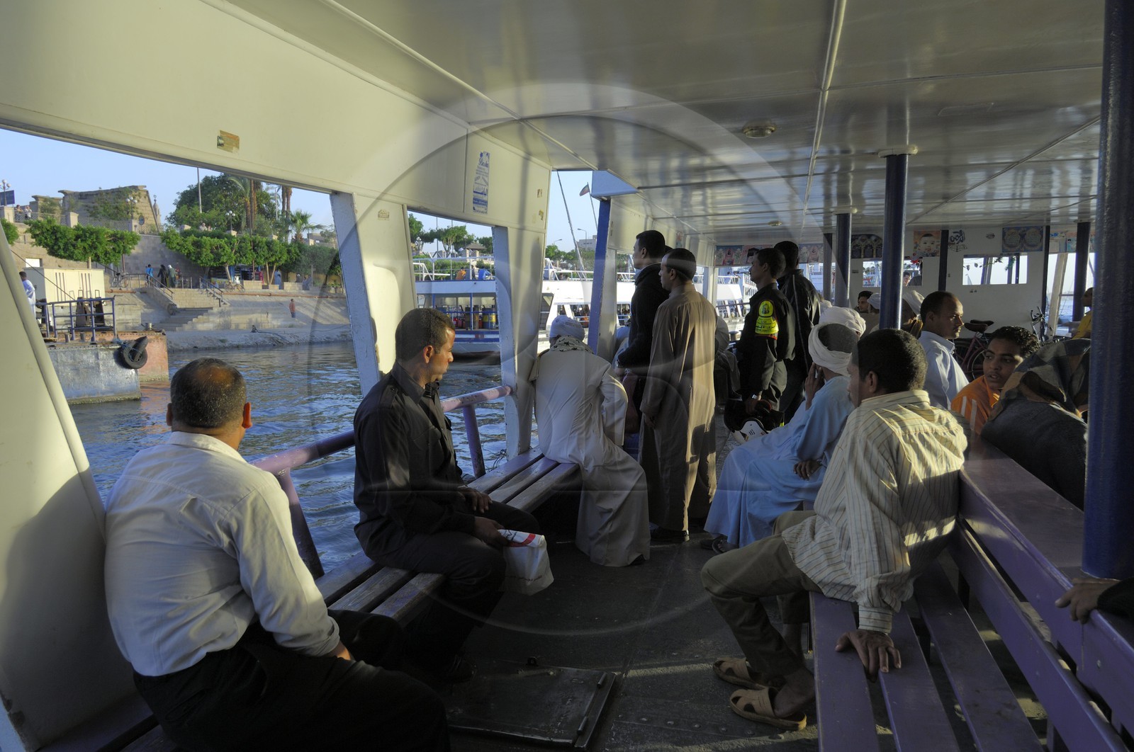 Egypte, Haute Egypte, vallée du Nil, Louxor, le Nil et la rive ouest, ferry reliant les deux rives du Nil