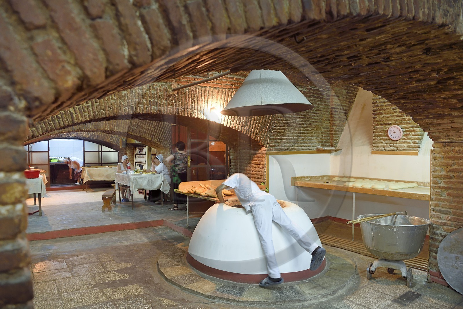 Géorgie, Tbilissi, vieille ville, boulangerie traditionnelle avec un four au sol Géorgie, Tbilissi, vieille ville, boulangerie traditionnelle avec un four au sol