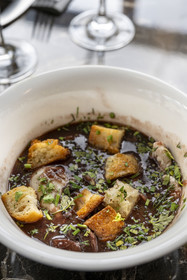 France, Côte-d'Or (21), Dijon, zone classée Patrimoine Mondial de l'UNESCO, Cité Internationale de la Gastronomie et du Vin par l'architecte Anthony Béchu, le village gastronomique, Meurette et Persillé, le corner du chef bourguignon Florent Colombo, oeufs en meurette revisités