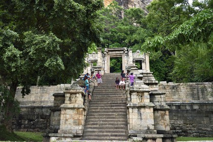Sri Lanka, Province du Nord Ouest, le grand escalier de la forteresse de granit de Yapahuwa, éphémère capitale du pays au XIIIème siècle