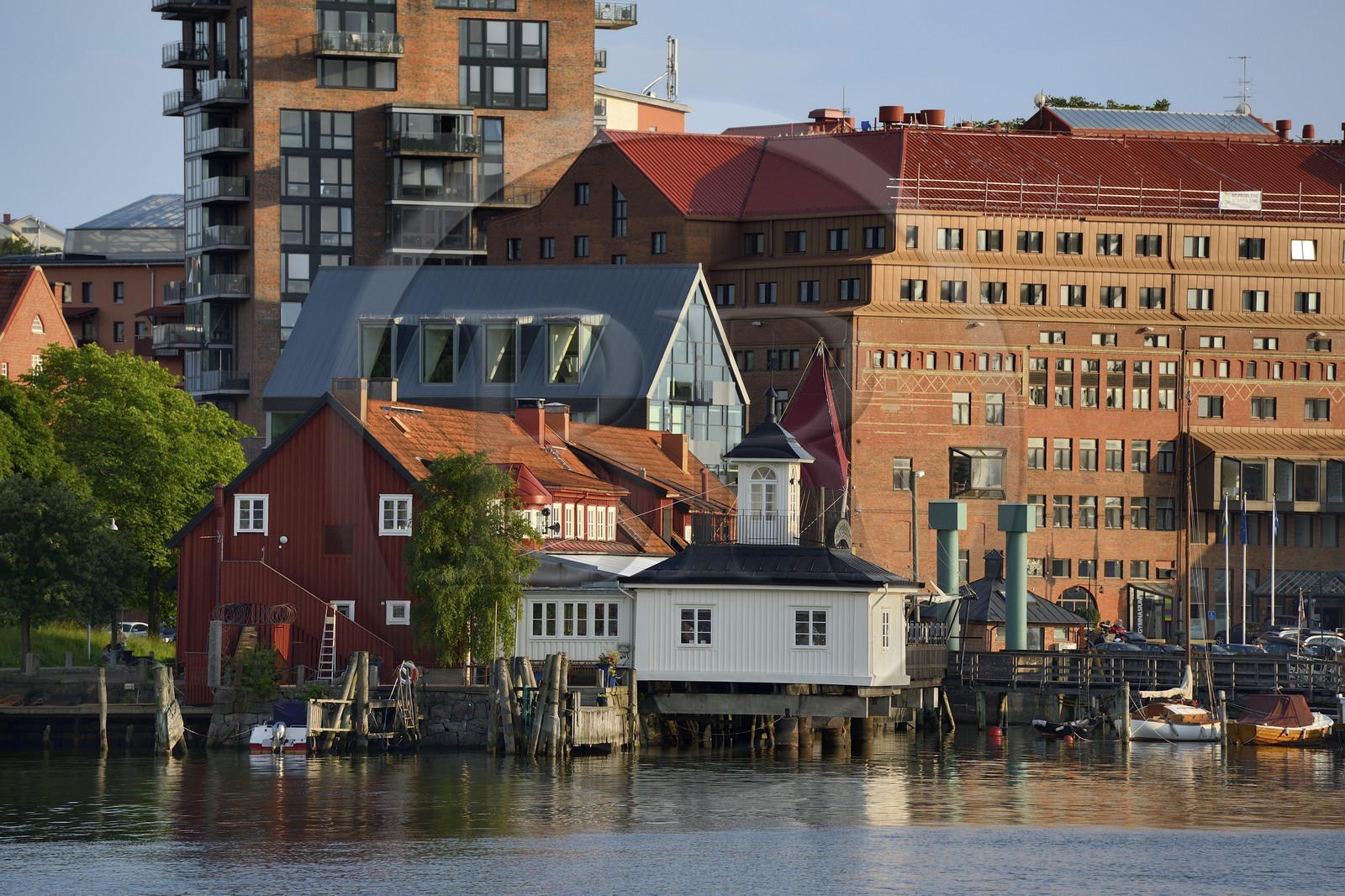 Suède, Västra Götaland, Göteborg (Gothenburg), le petit port et la jetée Klippans (Klippans angbatsbrygga) et l'hotel Novotel en arrière plan