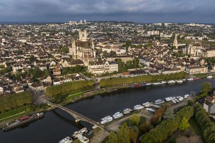 France, Yonne (89), Auxerre, la cathédrale Saint-Etienne et l'abbaye Saint-Germain à droite, la Coulée verte cyclable en bordure de l'Yonne sur le quai face au port, la péniche La Scène des Quais amarrée au pied de la Passerelle de la Liberté au premier plan (vue aérienne)