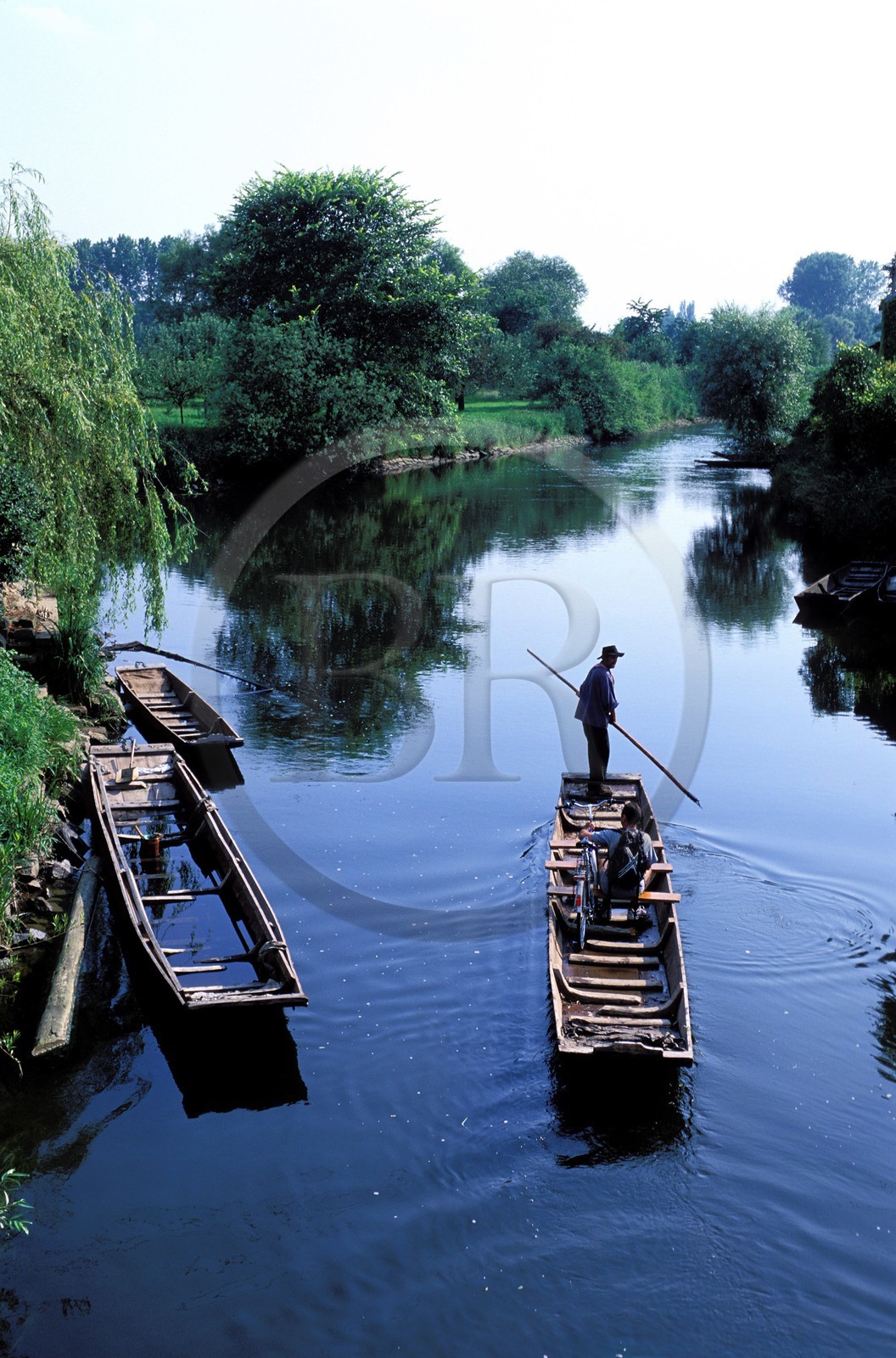 France, Bas-Rhin (67), région d'Ehnwihr, le batelier bu Ried P. Unterstock transportant un cycliste à Ebermünster