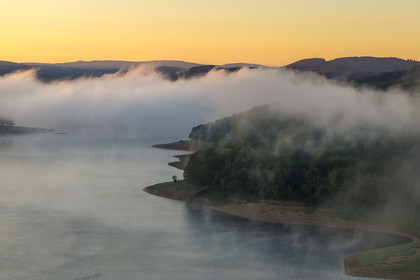 France, Nièvre (58), Parc naturel régional du Morvan, Chaumard, lac de Pannecière dans la brume du petit matin (vue aérienne)