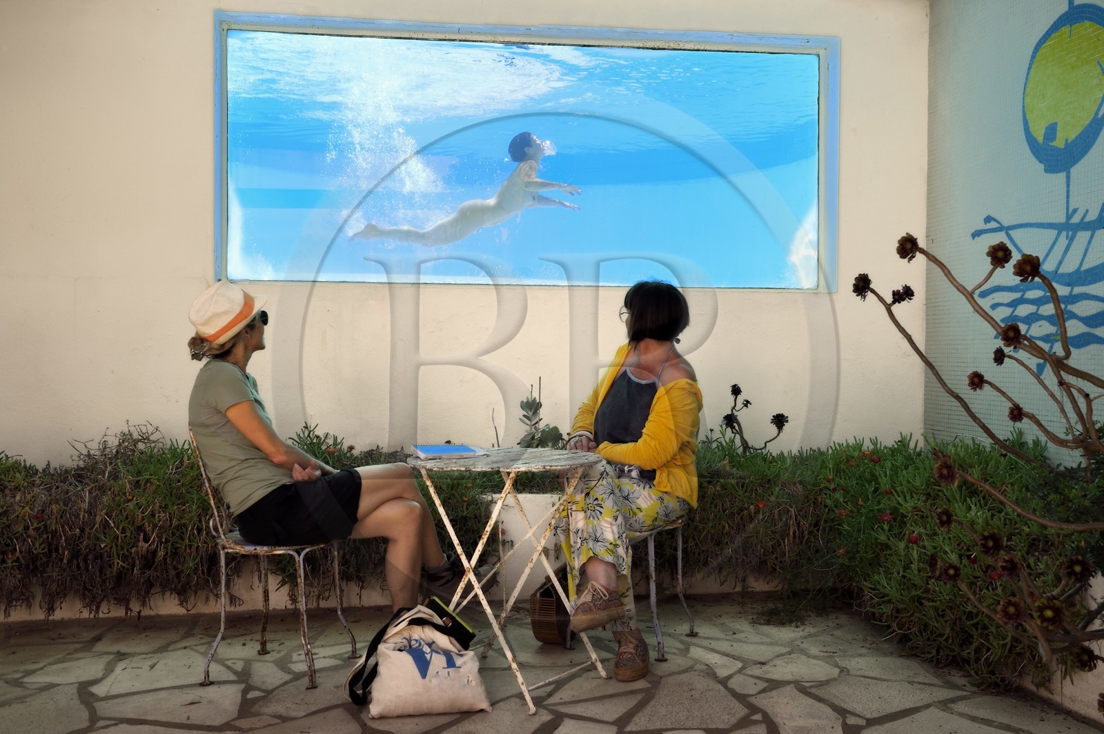 France, Var (83), Iles d'Hyères, Parc national de Port Cros, Ile du Levant, domaine naturiste d'Héliopolis, Hotel La Brise Marine, la directrice Valérie Vich dans sa piscine aquarium