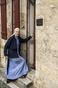 France, Yonne (89), parc naturel régional du Morvan, Vézelay, classé au Patrimoine Mondial de l'UNESCO, labellisé Les Plus Beaux Villages de France, point de départ de l'une des principales voies de pèlerinage de Saint-Jacques-de-Compostelle, la basilique Sainte-Marie-Madeleine, soeur Petra qui est prieur de la Fraternité de Jérusalem