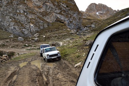 Azerbaïdjan, région de Quba (Guba), chaine de montagne du Grand Caucase, 4x4 sur la piste dans les hauteurs du village de Qalaxudat