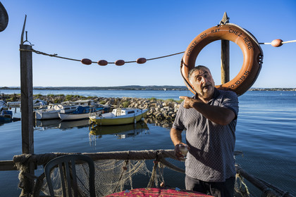 France, Hérault (34), Sète, quartier de la Pointe Courte, quartier de pecheurs sur les rives de l'étang de Thau , Sylvain Sabatier dans son bistrot à la Pointe de Rat Chez Néné France, Herault, Sete, la Pointe Courte district, fishing district on the banks of the Etang de Thau, Sylvain Sabatier in his bistro the Pointe de Rat Chez Néné