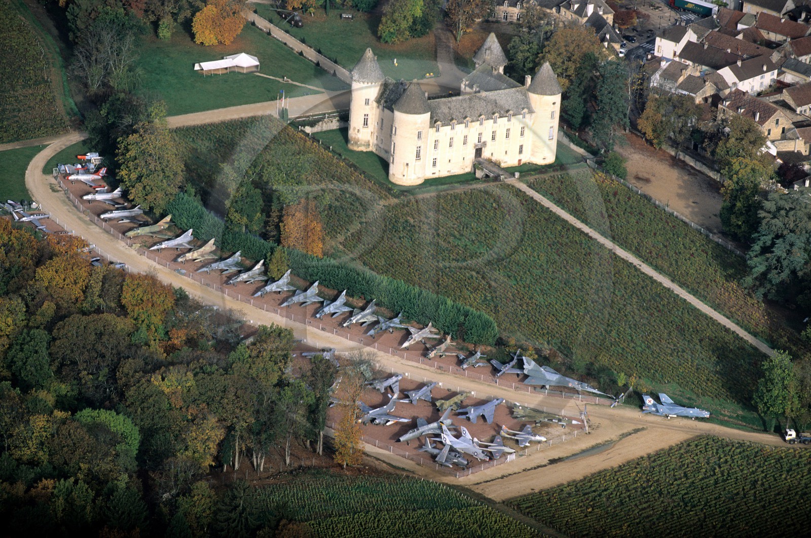 France, Côte-d'Or (21), Savigny-Lès-Beaune, château et musée des avions de chasse (vue aérienne)