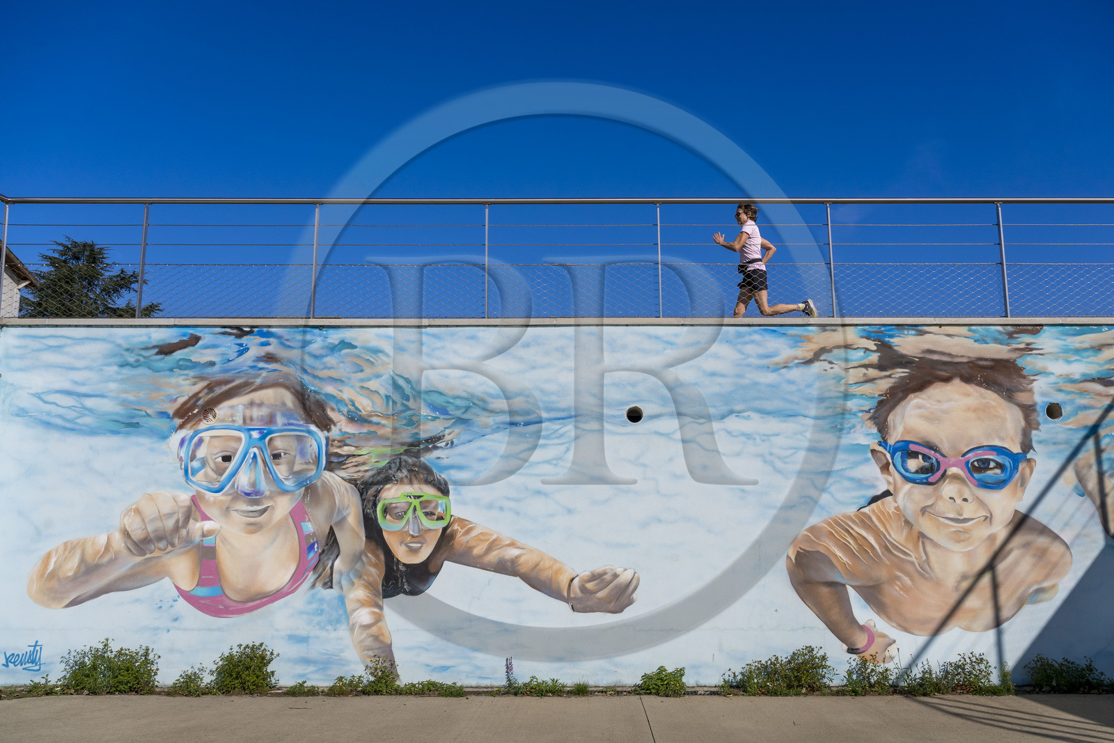 France, Nièvre (58), Nevers, port de plaisance de la Jonction, la fresque de street art à la gloire de l’ancienne piscine en plein air dans un des anciens bassins réalisée par l'artiste Damien Tissier alias Keusty