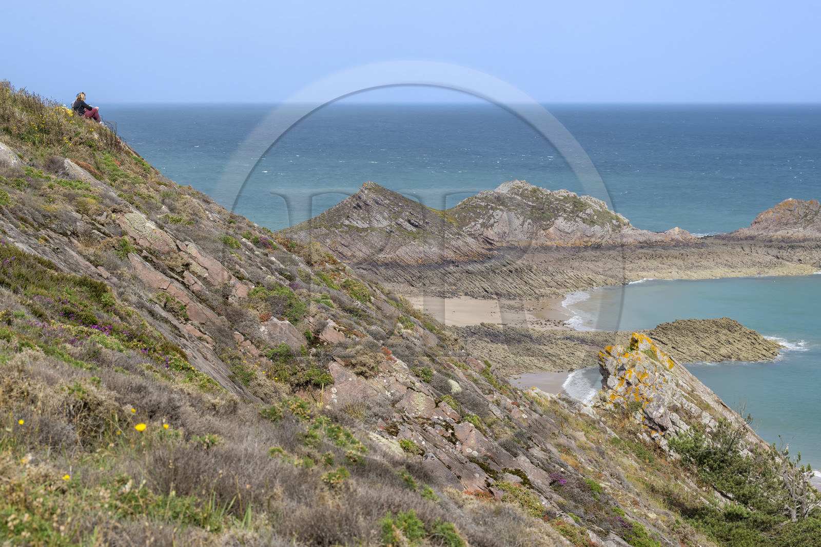 France, Côtes d'Armor (22), Grand Site de France Cap d'Erquy – Cap Fréhel, Erquy, randonneur au dessus de la plage (naturiste) de Lourtouais à l'Est du Cap d'Erquy