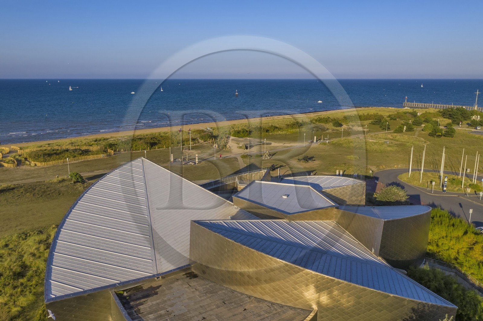 France, Calvados (14), Courseulles-sur-Mer, Centre Juno Beach, musée consacré au role du Canada lors de la Seconde Guerre Mondiale (vue aérienne)