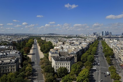 France, Paris (75), l'axe royal de la Concorde à La Défense, avenue de la Grande Armée à droite, et avenue Foch à gauche menant au Bois de Boulogne, vus du haut de l'Arc de Triomphe