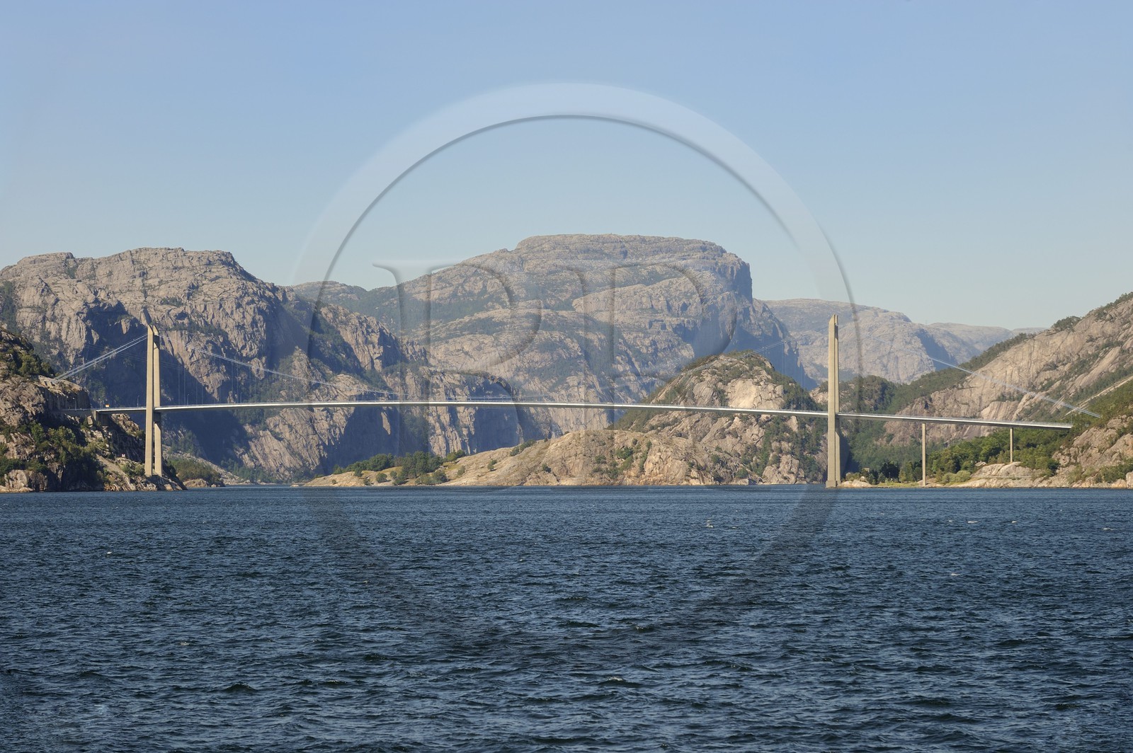 Norvège, Rogaland, pont surplombant l'entrée du Lysefjord, fjord de Lysebotn