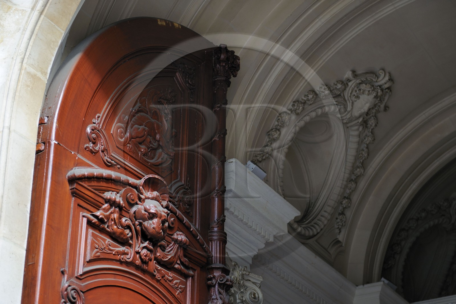 France, Paris (75), porte de l'entrée d'un immeuble haussmannien sur le boulevard des Capucines