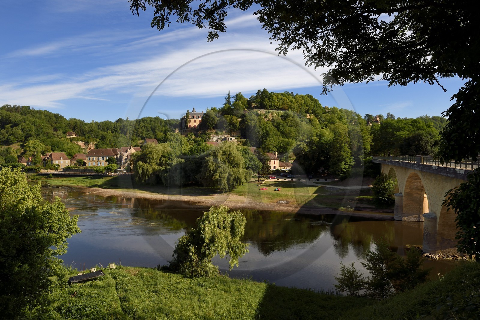 France, Dordogne (24), Périgord Noir, vallée de la Dordogne, Limeuil, labellisé Les Plus Beaux Villages de France, à la confluence de la Dordogne et de la Vézère, pont