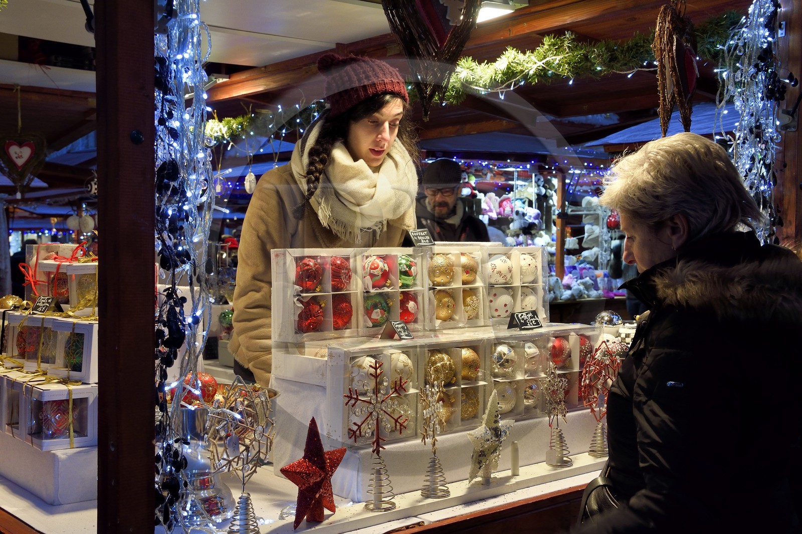 France, Bas-Rhin (67), Strasbourg, vieille ville classée au Patrimoine Mondial de l'UNESCO, le Marché de Noel (Christkindelsmarik) place Sainte-Etienne, étal vendant des boules de Noel