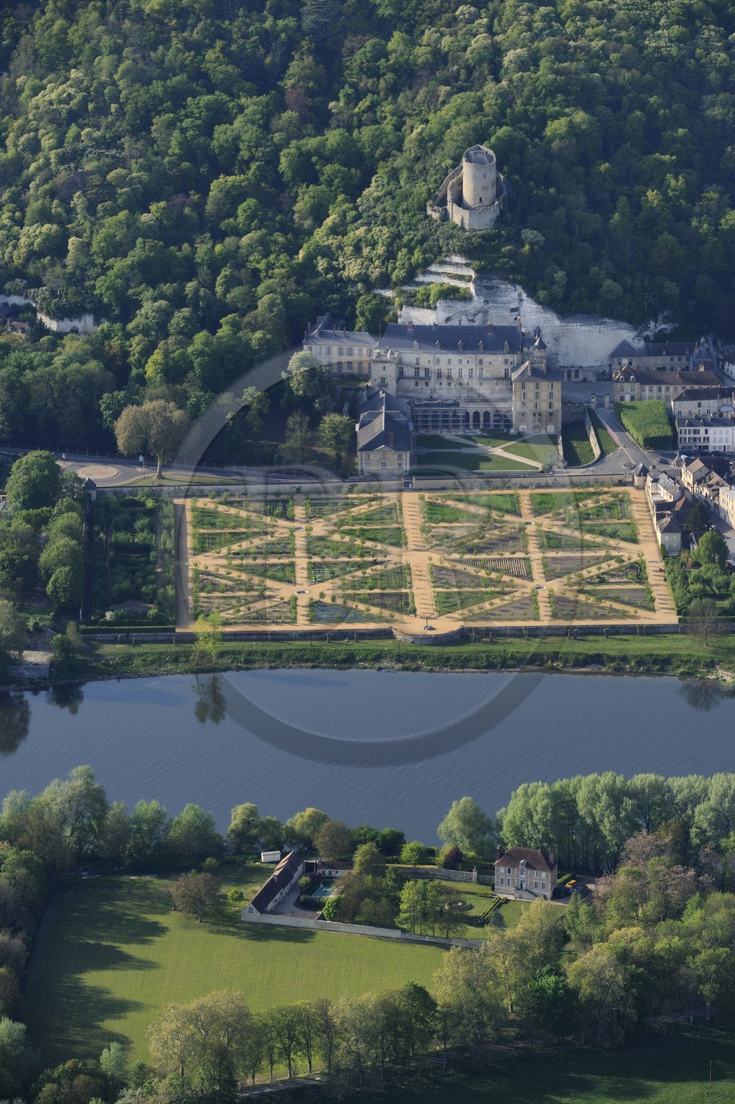 France, Val-d'Oise (95), parc naturel du Vexin français, la Roche-Guyon, labellisé Les Plus Beaux Villages de France, le château et la Seine (vue aérienne)