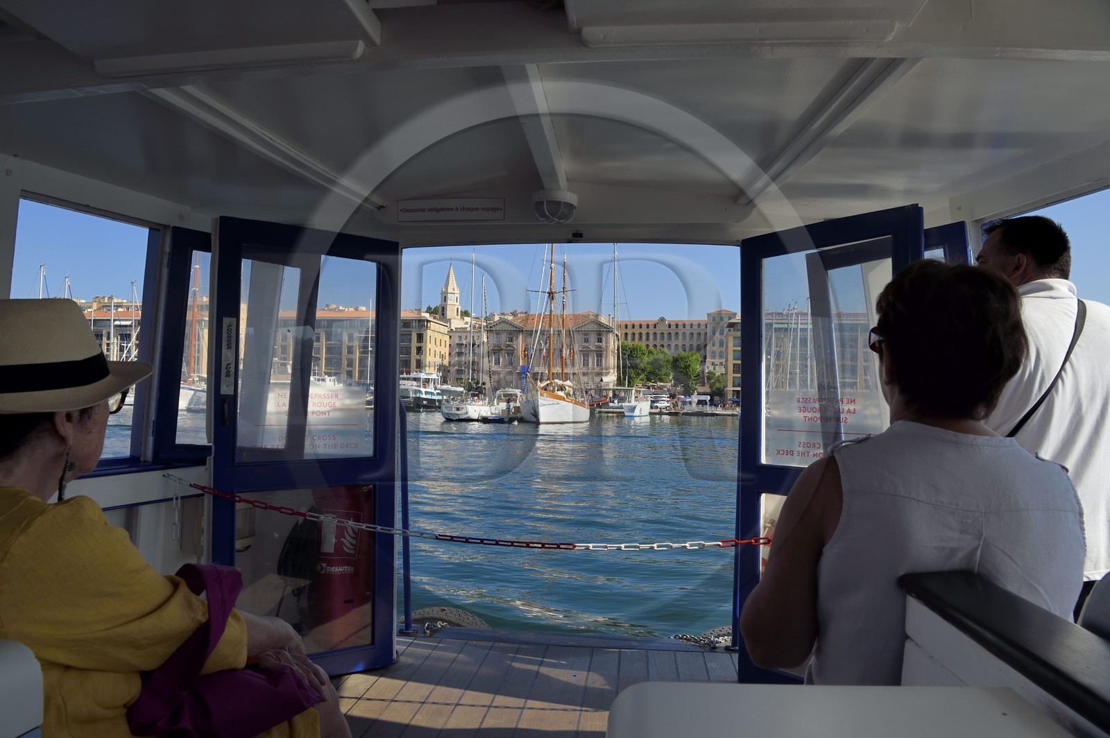 France, Bouches-du-Rhône (13), Marseille, Le Vieux Port, le Ferry Boat qui traverse le port, l'hotel de ville en arrière plan