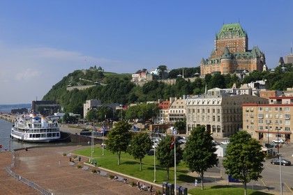Canada, province de Québec, ville de Québec, Vieux-Québec classé Patrimoine Mondial de l' UNESCO, château Frontenac depuis le port sur le fleuve Saint-Laurent