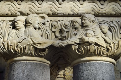 France, Moselle (57), Metz, quartier impérial, la gare de Metz, édifiée de 1905 à 1908 par l'architecte berlinois Jurgen Kruger est inscrite monument historique, fronton de colonne représentant la séparation du départ en voyage
