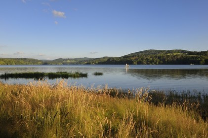 France, Nièvre (58), lac de Pannecière, pêche à la ligne en soirée