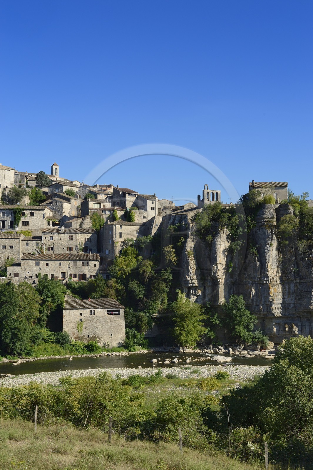 France, Ardèche (07), le village de Balazuc, labellisé Les Plus Beaux Villages de France, surplombant la rivière Ardèche