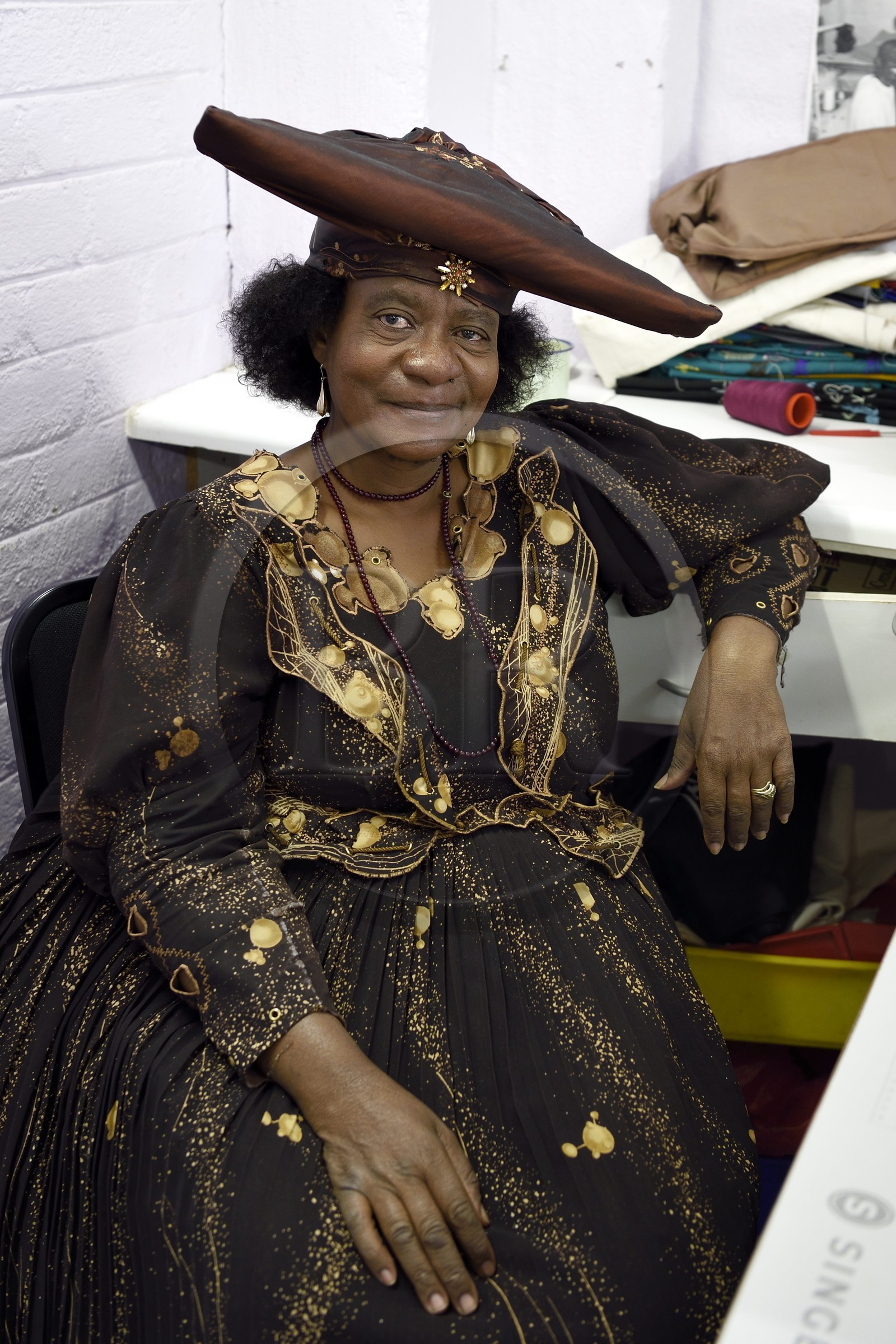 Namibie, région de Khomas, Windhoek, township de Katutura, Naomie couturière au craft center de Penduka Village en habit traditionnel Herero