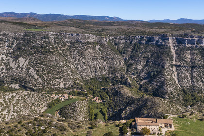 France, Hérault (34), les Causses et les Cévennes, paysage culturel de l'agro-pastoralisme méditerranéen inscrit au Patrimoine Mondial de l'UNESCO, Saint-Maurice-Navacelles, le Cirque de Navacelles, le rocher de la Vierge est entouré par un bras mort de la rivière La Vis, le belvédère de la Baume Auriol au premier plan(vue aérienne)