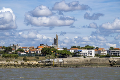 France, Charente-Maritime (17), Royan, église Notre-Dame de Royan construite de 1955 à 1958 par l'architecte Guillaume Gillet et les cabanes de pêche traditionnelle au carrelet à la Conche du Chay